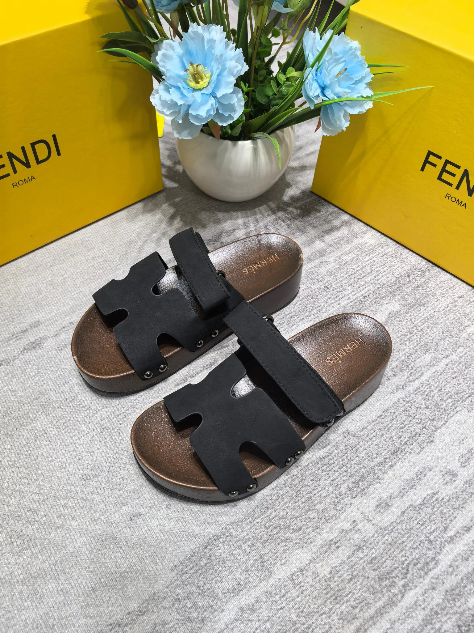 👟👟Ex-factory price 480👟👟Hermes second uncle clog slippers, original development + British retro design, classic and durable! The ultimate 1:1 body shape, imported high-end fabrics showing exquisite texture! Customized A-grade wood sole with mold opening and luxurious packaging! - Unique quality, 35-40 41 42 customized, non-refundable and non-exchangeable